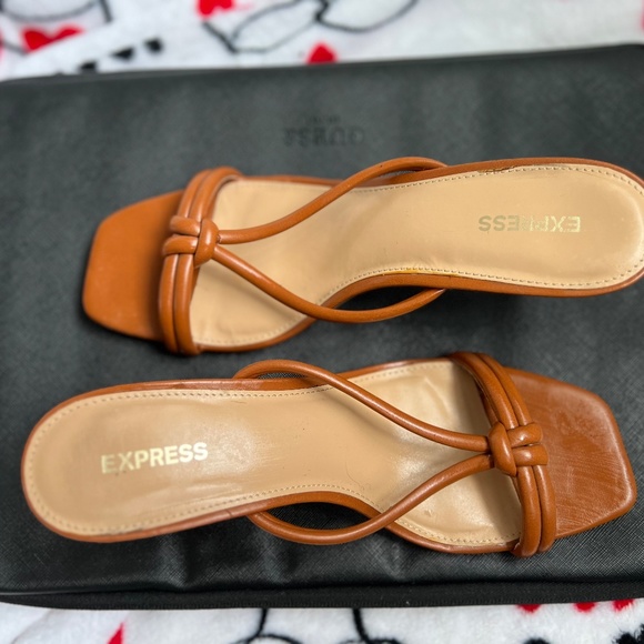 Express. Size 8. Brown. - Picture 2 of 3
